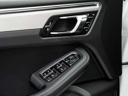 Certified 2026 Porsche Macan AWD/4WD image 8
