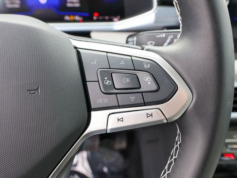 Certified 2025 Volkswagen Taos SE image 22