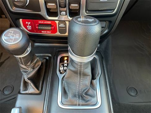 Used 2024 Jeep Wrangler Unlimited image 24