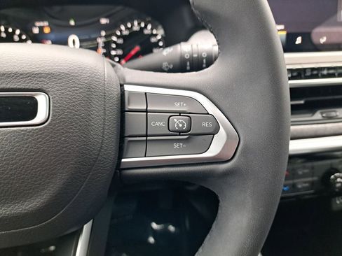 Used 2023 Jeep Compass Latitude image 28