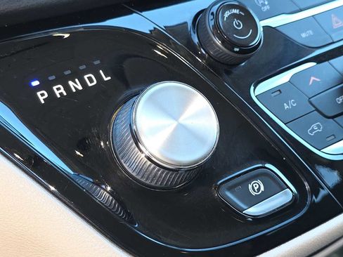 Used 2022 Chrysler Voyager LX image 21