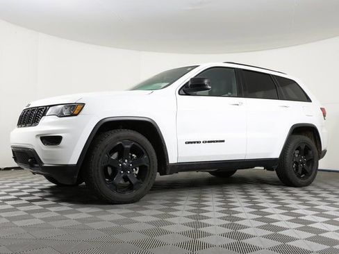Used 2019 Jeep Grand Cherokee Laredo image 1