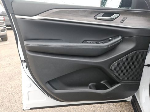 New 2025 Jeep Grand Cherokee Limited image 11