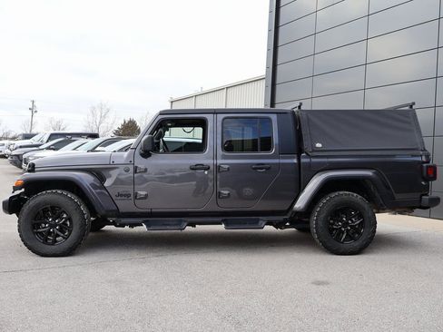 Used 2022 Jeep Gladiator Sport image 2
