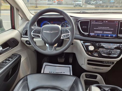 Used 2023 Chrysler Pacifica Touring-L image 22