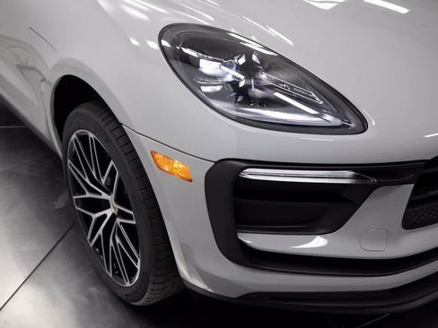 Certified 2025 Porsche Macan image 12