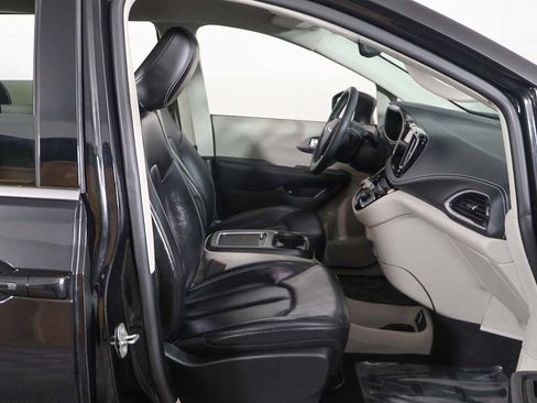 Used 2023 Chrysler Pacifica Touring-L FWD image 25