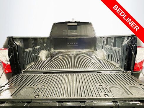 Used 2018 Nissan Titan SV w/ SV Convenience Package image 25