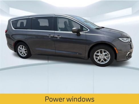 Used 2023 Chrysler Pacifica Touring-L FWD image 6