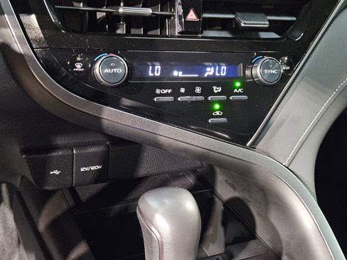 Used 2024 Toyota Camry SE w/ Convenience Package image 31