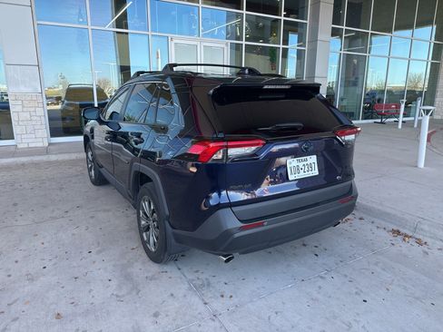 Used 2022 Toyota RAV4 XLE Premium image 12