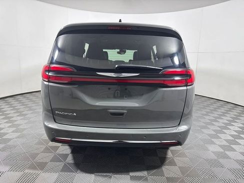 Used 2023 Chrysler Pacifica Touring-L FWD image 6