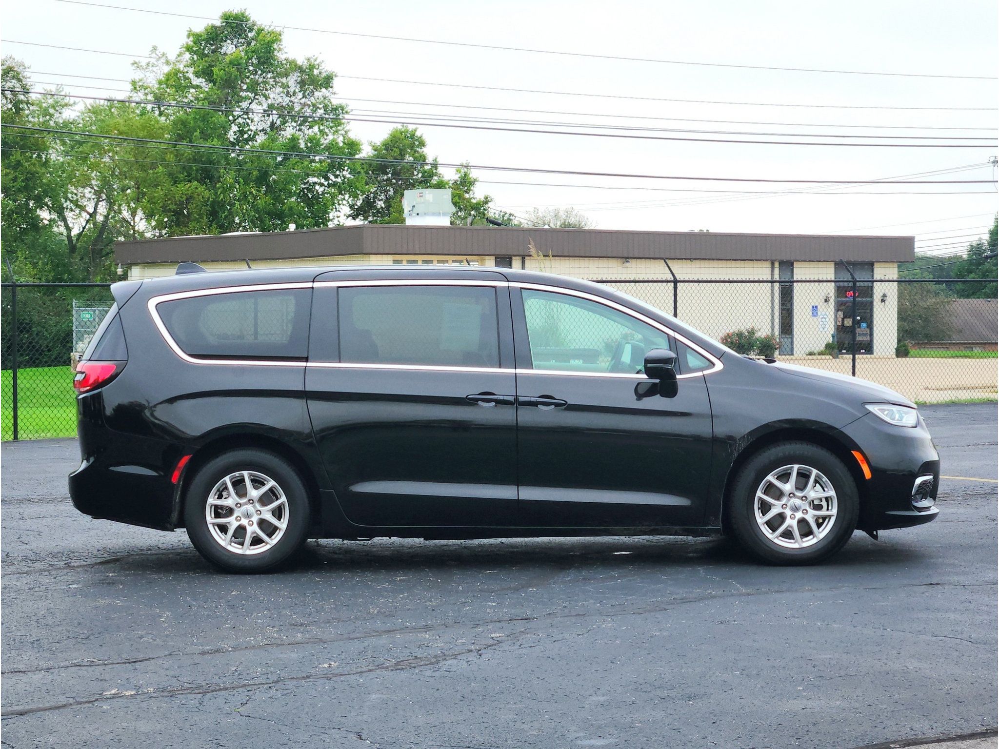 Used 2024 Chrysler Pacifica Touring-L FWD image 7