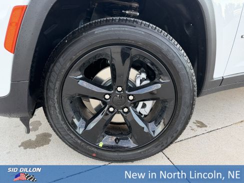 New 2025 Jeep Grand Cherokee Altitude image 5