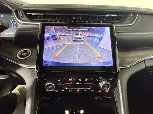 Used 2023 Jeep Grand Cherokee Overland w/ Luxury Tech Group IV AWD/4WD image 24