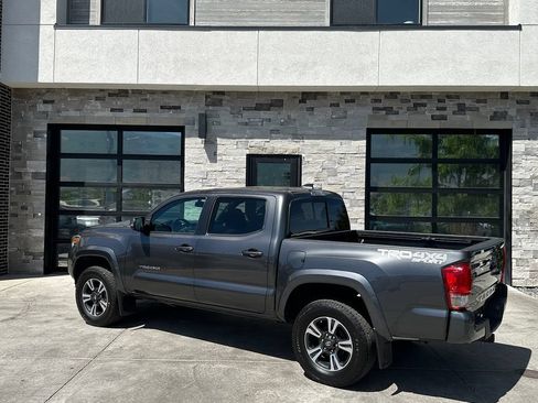 Used 2017 Toyota Tacoma TRD Sport w/ Tow Package (A/T) AWD/4WD image 5