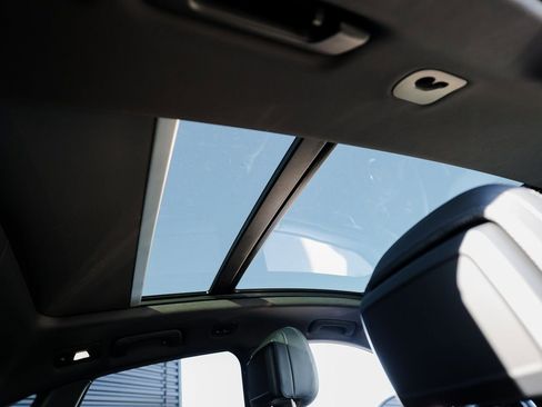 Certified 2025 Porsche Macan image 30