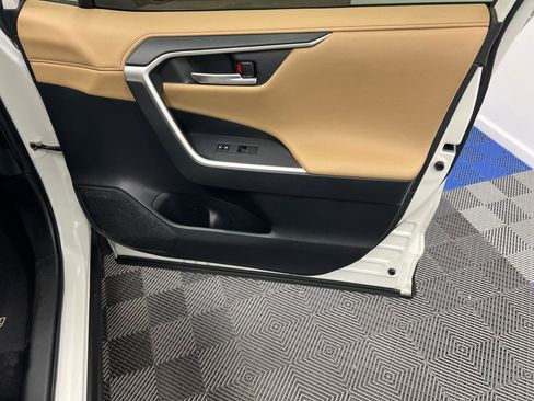 Used 2019 Toyota RAV4 Limited image 14