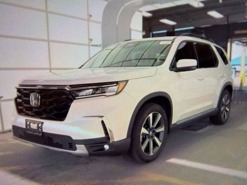 Used 2023 Honda Pilot Touring image 2