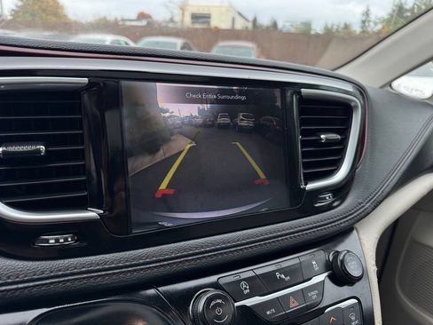 Used 2020 Chrysler Pacifica Limited FWD image 34