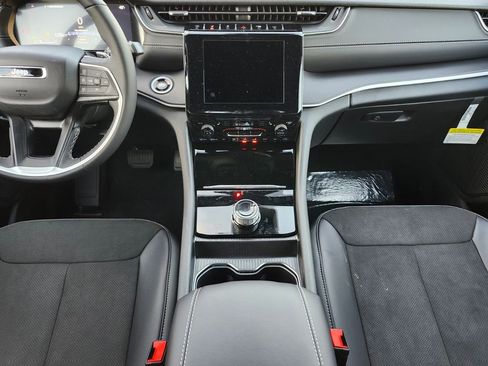 New 2025 Jeep Grand Cherokee Altitude image 14