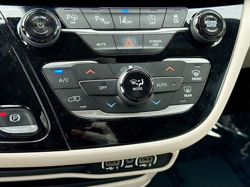 Used 2021 Chrysler Pacifica Touring-L w/ Premium & Safety Sphere Group FWD image 34