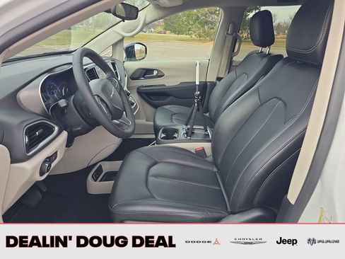 Used 2024 Chrysler Pacifica Touring-L image 10