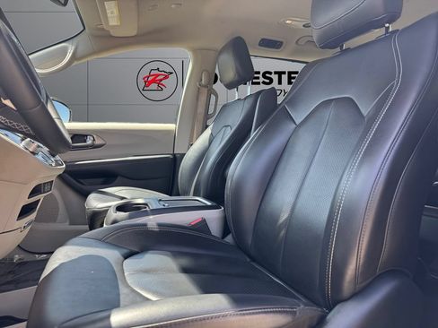 Used 2024 Chrysler Pacifica Touring-L FWD image 10