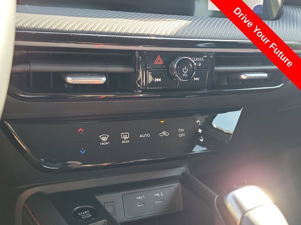 Used 2025 Nissan Kicks SR AWD/4WD image 12