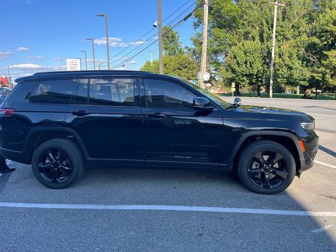 Used 2023 Jeep Grand Cherokee L Laredo AWD/4WD image 3