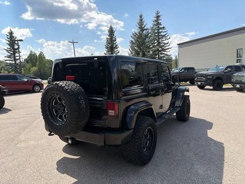 Used 2016 Jeep Wrangler Unlimited Sahara w/ Connectivity Group AWD/4WD image 12