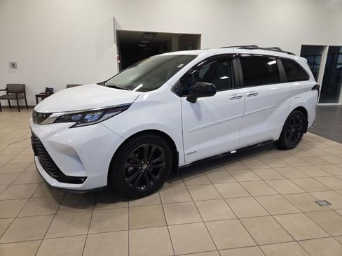 Used 2021 Toyota Sienna XSE w/ XSE Plus Package image 3