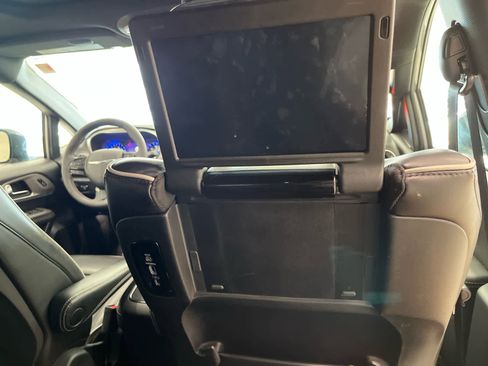 Used 2023 Chrysler Pacifica Limited w/ Uconnect Theater Family Group image 21