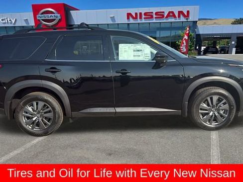 New 2025 Nissan Pathfinder SV image 2