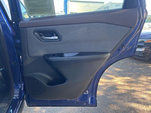 Used 2023 Nissan Rogue SV image 13