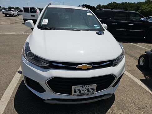 Used 2022 Chevrolet Trax LT w/ LT Convenience Package FWD image 2