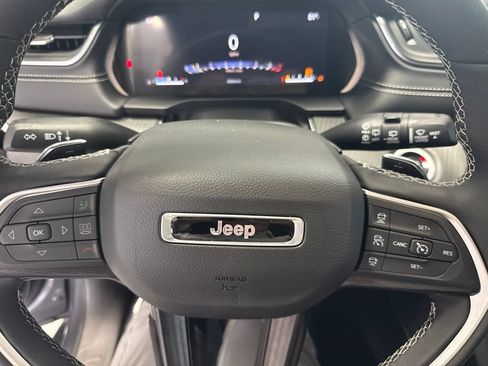 Used 2025 Jeep Grand Cherokee Altitude AWD/4WD image 20