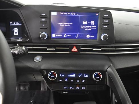Used 2022 Hyundai Elantra SEL w/ Preferred Accessory Package FWD image 18