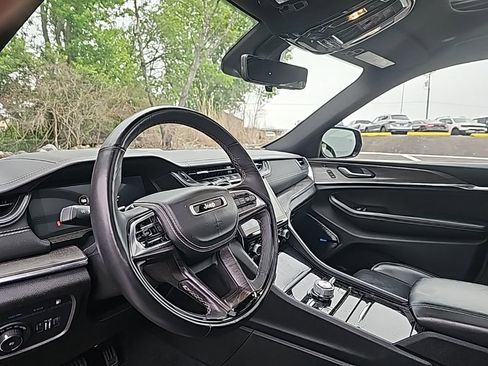 Used 2024 Jeep Grand Cherokee Overland w/ Advanced Protech Group III AWD/4WD image 9