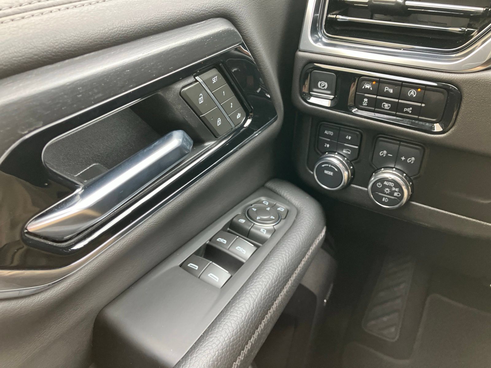 Used 2025 GMC Yukon Denali AWD/4WD image 9