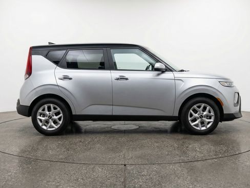 Used 2025 Kia Soul LX w/ LX Technology Package image 11