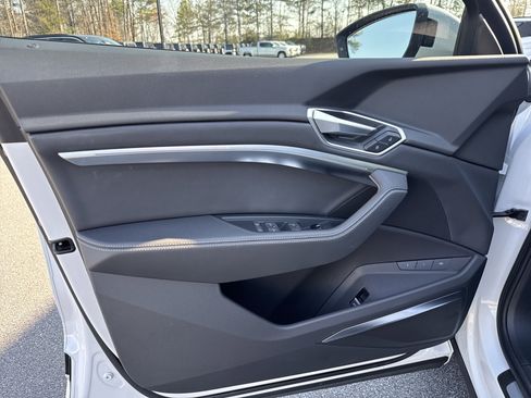 Used 2022 Audi e-tron Premium Plus w/ Premium Plus Package image 12