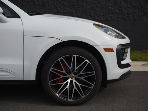 Certified 2022 Porsche Macan S AWD/4WD image 11