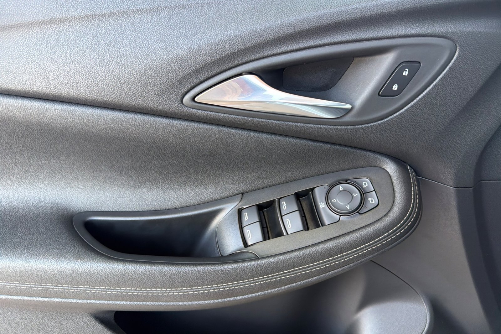Used 2023 Buick Encore GX Preferred w/ Cold Weather Comfort Package FWD image 12