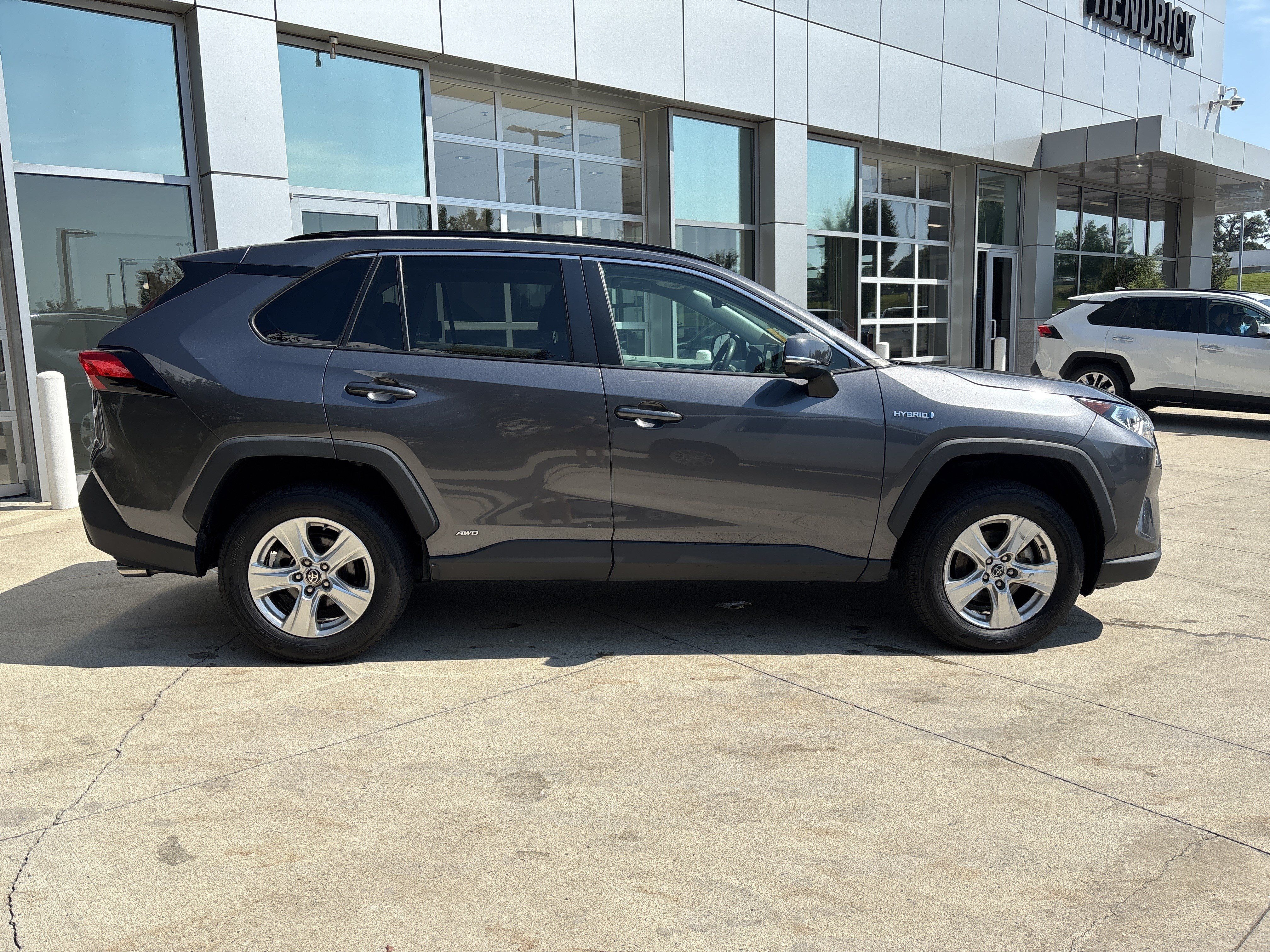 Used 2021 Toyota RAV4 XLE AWD/4WD image 10