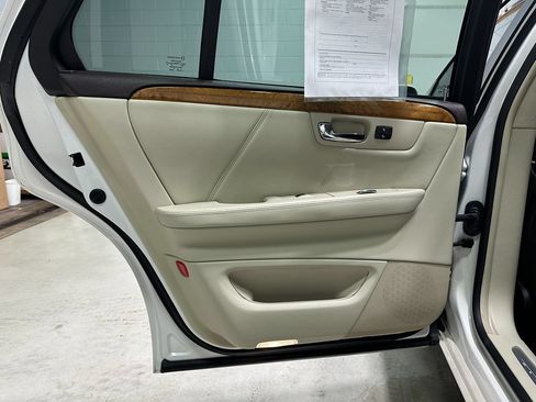 Used 2011 Cadillac DTS Platinum FWD image 22