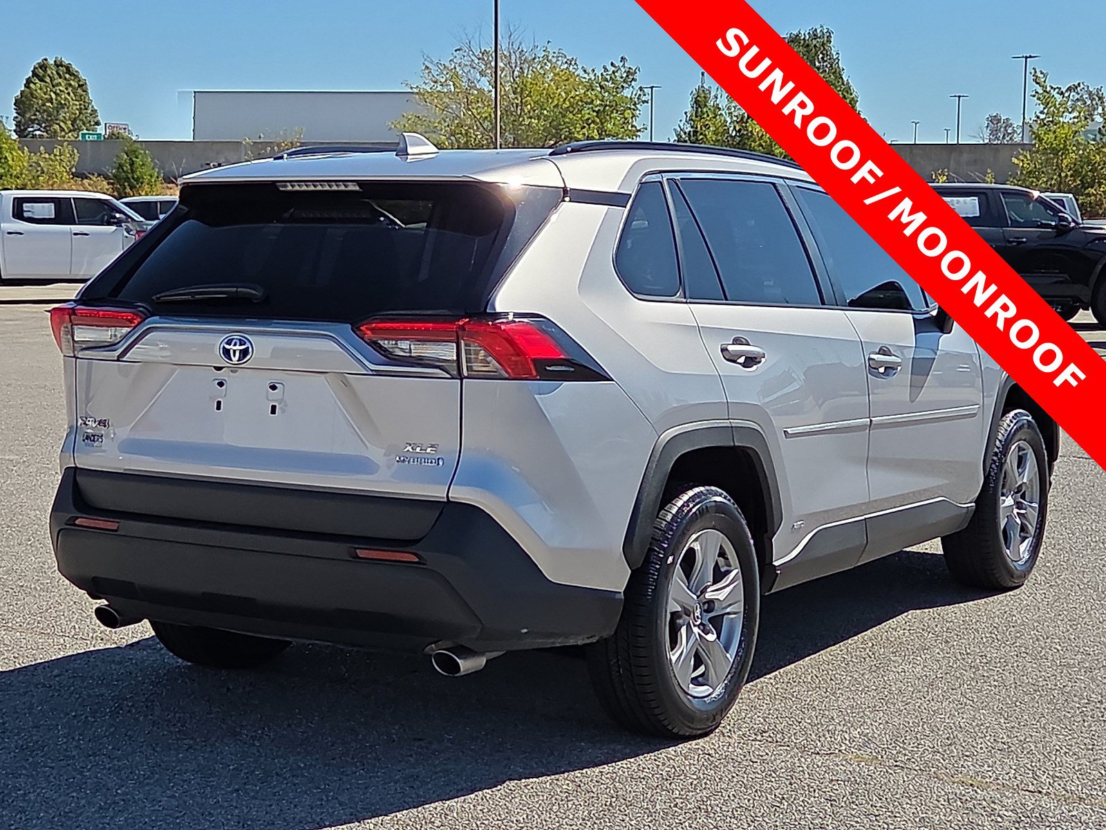 Used 2022 Toyota RAV4 XLE w/ Convenience Package AWD/4WD image 5