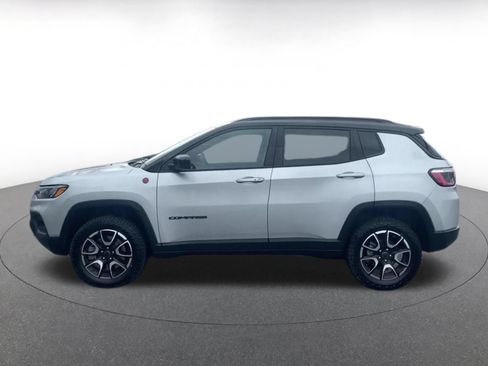 Used 2025 Jeep Compass Trailhawk AWD/4WD image 9
