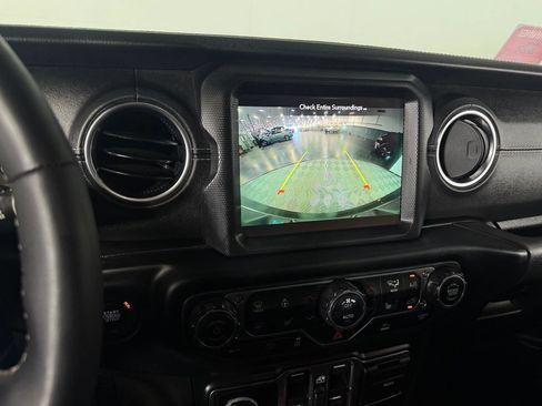 Used 2023 Jeep Wrangler Unlimited Sahara w/ Cold Weather Group AWD/4WD image 17