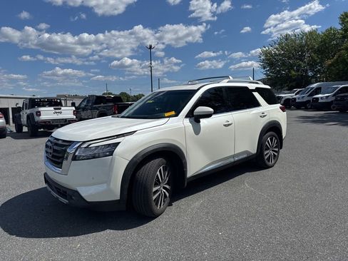 Used 2024 Nissan Pathfinder Platinum AWD/4WD image 3